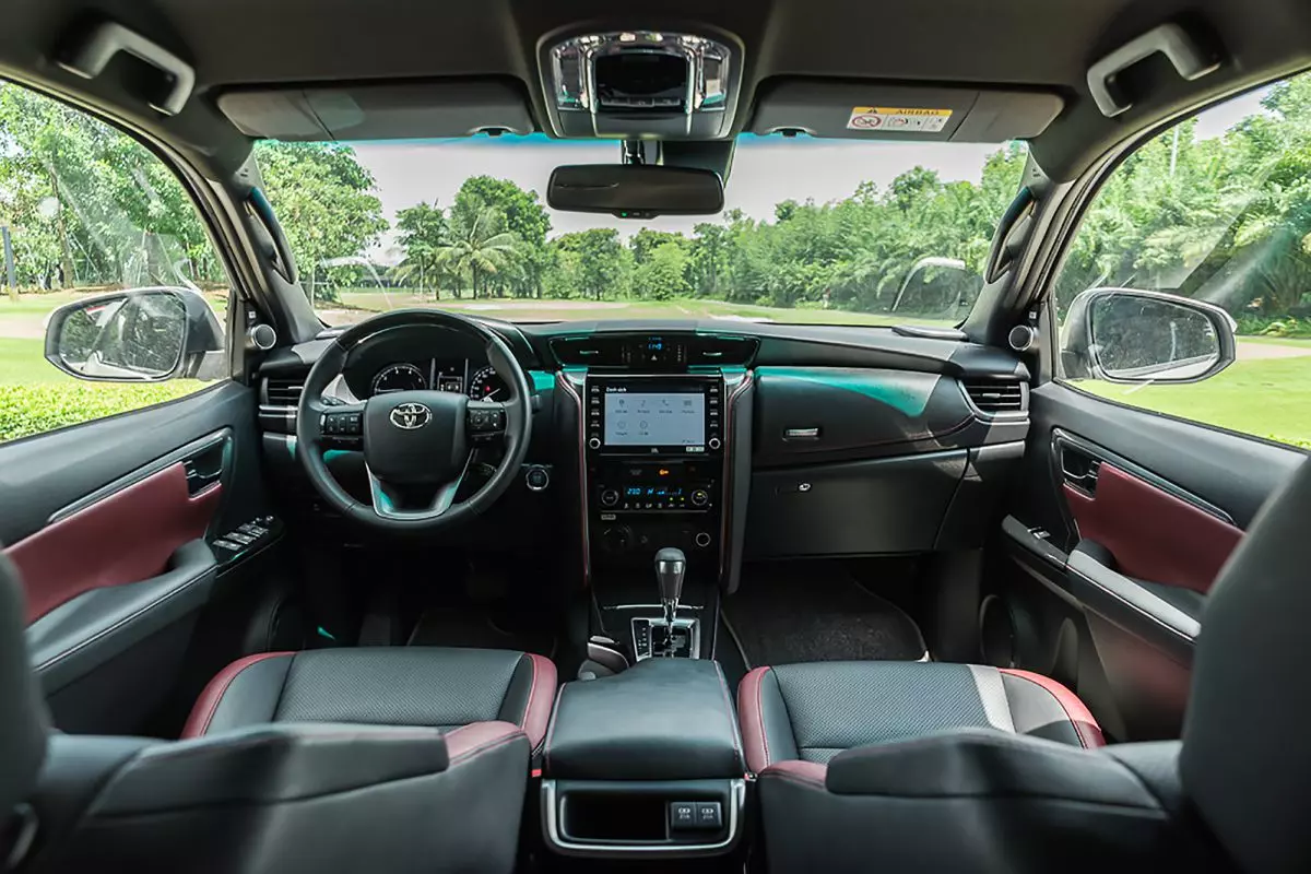 Khoang nội thất rộng rãi, tiện nghi trên Toyota Fortuner 2025.