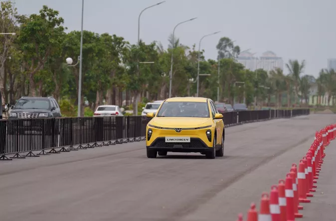 Limo Green có kích thước lớn hơn các mẫu MPV cỡ nhỏ như Mitsubishi Xpander, Toyota Veloz 1