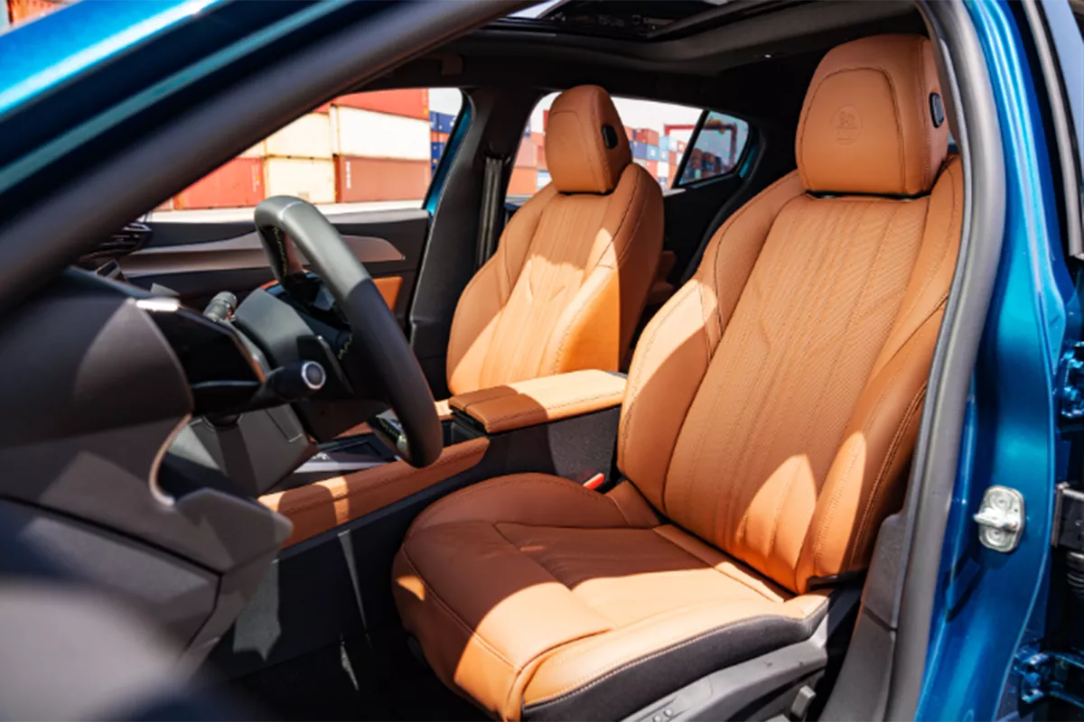 Khoang lái của Peugeot 408 Legend Edition 1