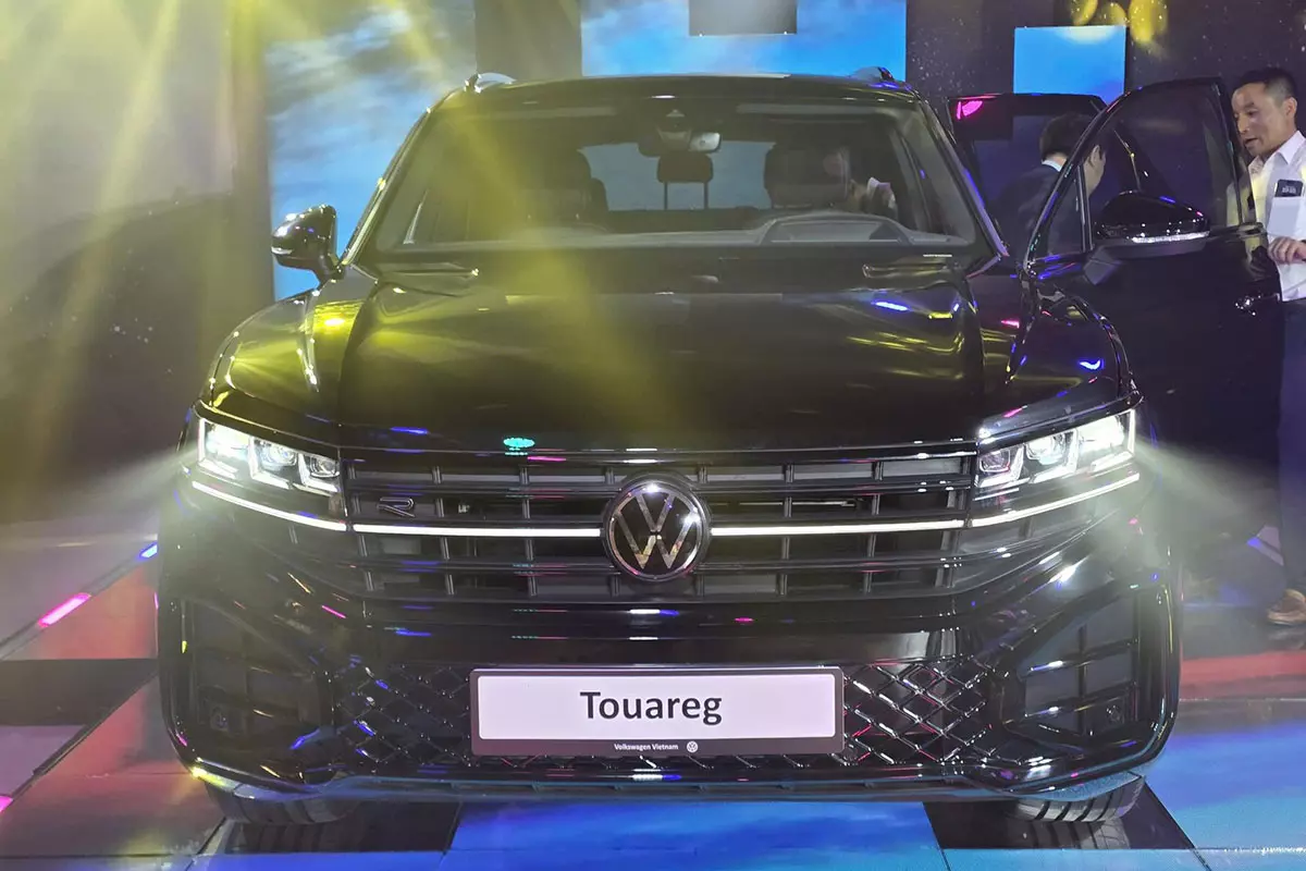 Volkswagen Touareg R-Line 2025 sử dụng lưới tản nhiệt sơn đen. 1