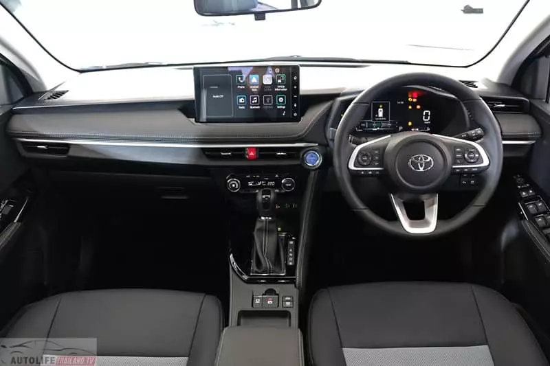 Khoang cabin Vios Hybrid nổi bật với màn hình giải trí cảm ứng 10,1 inch hoàn toàn mới, kết nối không dây Apple CarPlay và Android Auto.