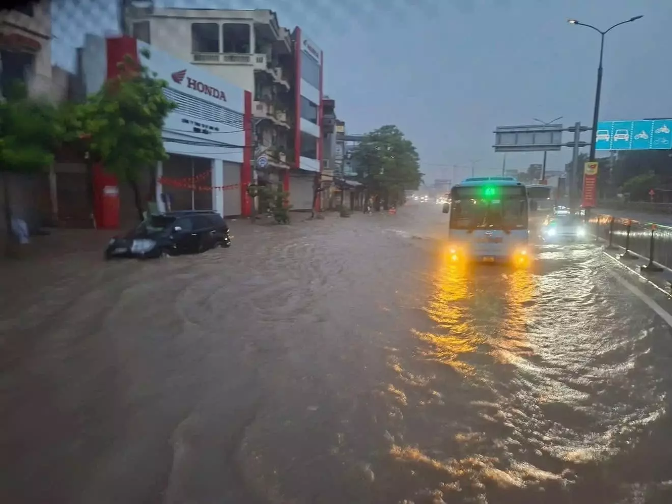 Tài xế cần đánh giá chính xác mực nước so với chiều cao bánh xe trước khi quyết định vượt qua vùng ngập.