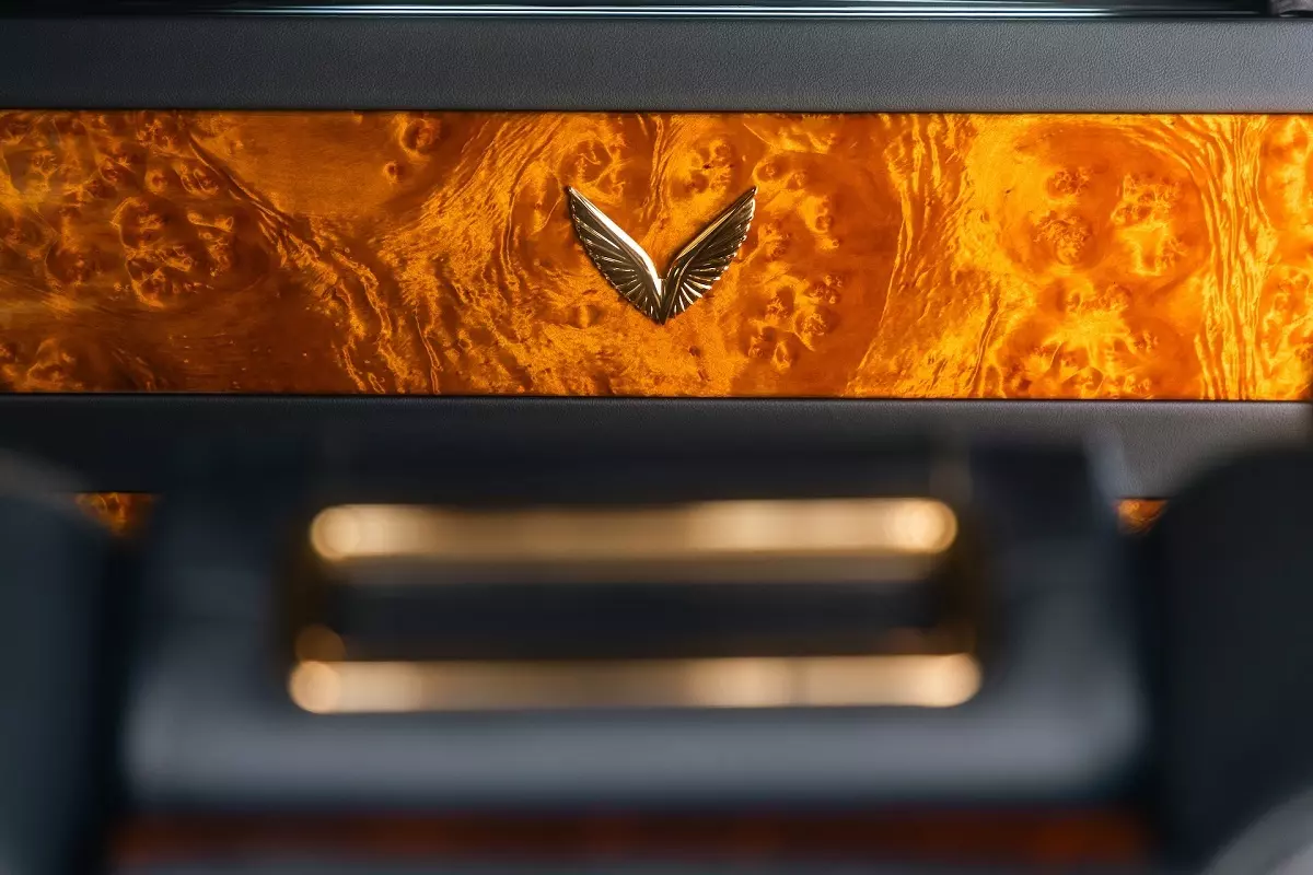 Vách ngăn ốp gỗ Golden Nanmu, logo mạ vàng. Rèm và vách ngăn bằng kính cách âm.