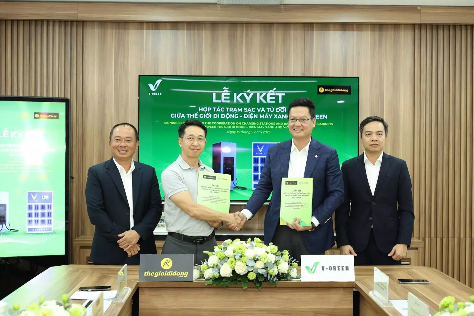 V-Green và Thế Giới Di Động ký kết hợp tác phát triển hạ tầng sạc xe điện toàn quốc V-Green và Thế Giới Di Động ký kết hợp tác phát triển hạ tầng sạc xe điện toàn quốc.