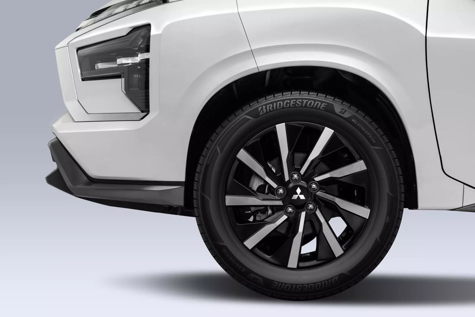 M&acirc;m xe hợp kim 17 inch hai t&ocirc;ng m&agrave;u với thiết kế mới.