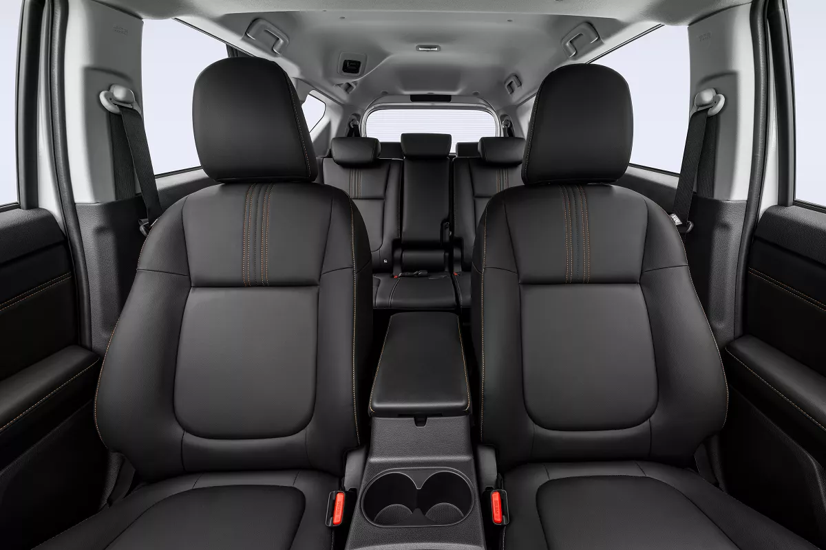 Ghế xe Mitsubishi Xpander bọc da m&agrave;u đen.