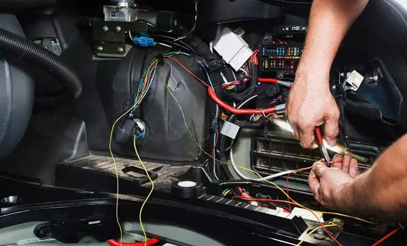 Kiểm tra hệ thống điện.