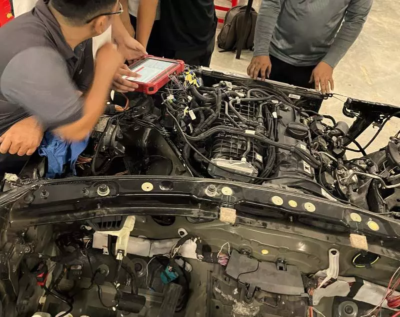 Kiểm tra c&aacute;c chi tiết động cơ.