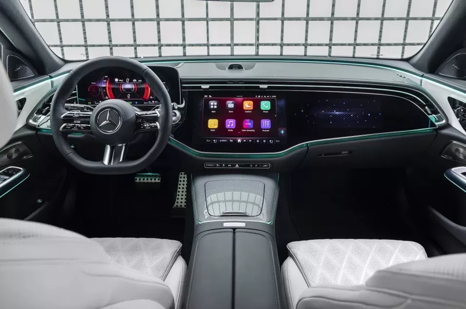 Nội thất của Mercedes-Benz E-Class lấy cảm hứng từ những mẫu xe điện EQ.