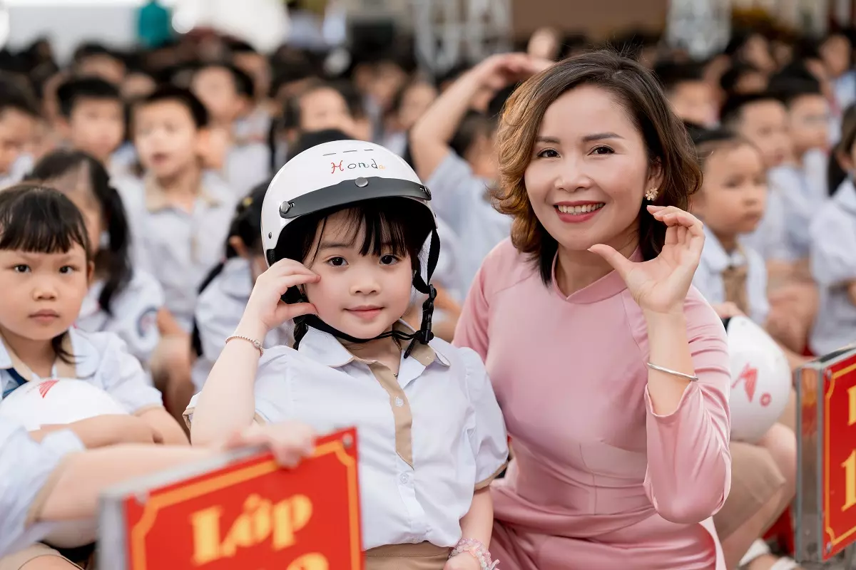 Học sinh và giáo viên tham gia các hoạt động tại sự kiện1 Học sinh và giáo viên tham gia các hoạt động tại sự kiện1.