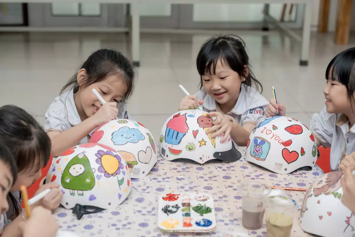 Học sinh và giáo viên tham gia các hoạt động tại sự kiện2 Học sinh và giáo viên tham gia các hoạt động tại sự kiện2.