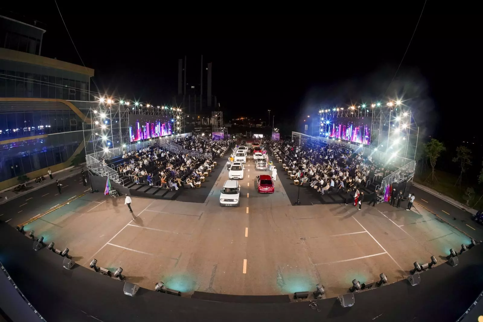 những bản nhạc, âm thanh, ánh sáng mãn nhãn tại CCA 2025.