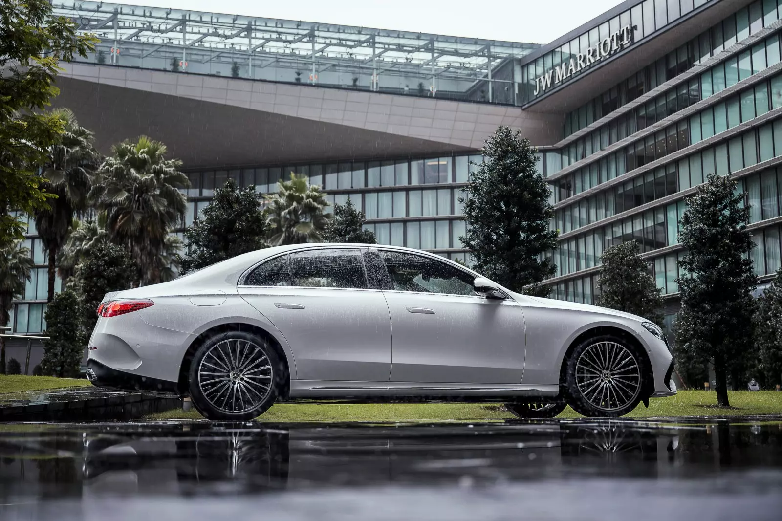 Mercedes E 300 AMG 2025 gia tăng kích thước so với mô hình tiền nhiệm.. Mercedes E 300 AMG 2025 gia tăng kích thước so với mô hình tiền nhiệm.