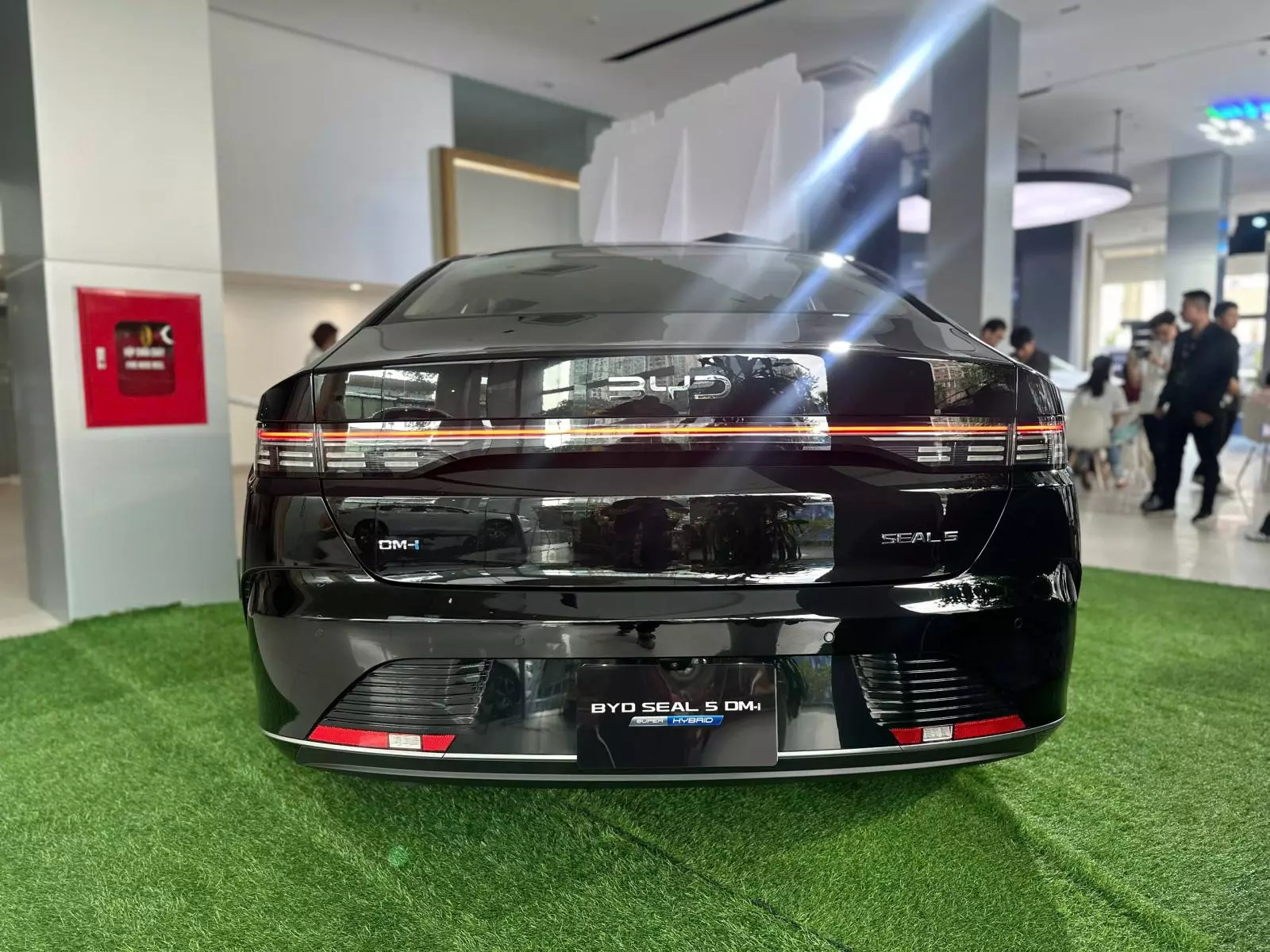 dải đèn hậu xuyên suốt đặc trưng của BYD.