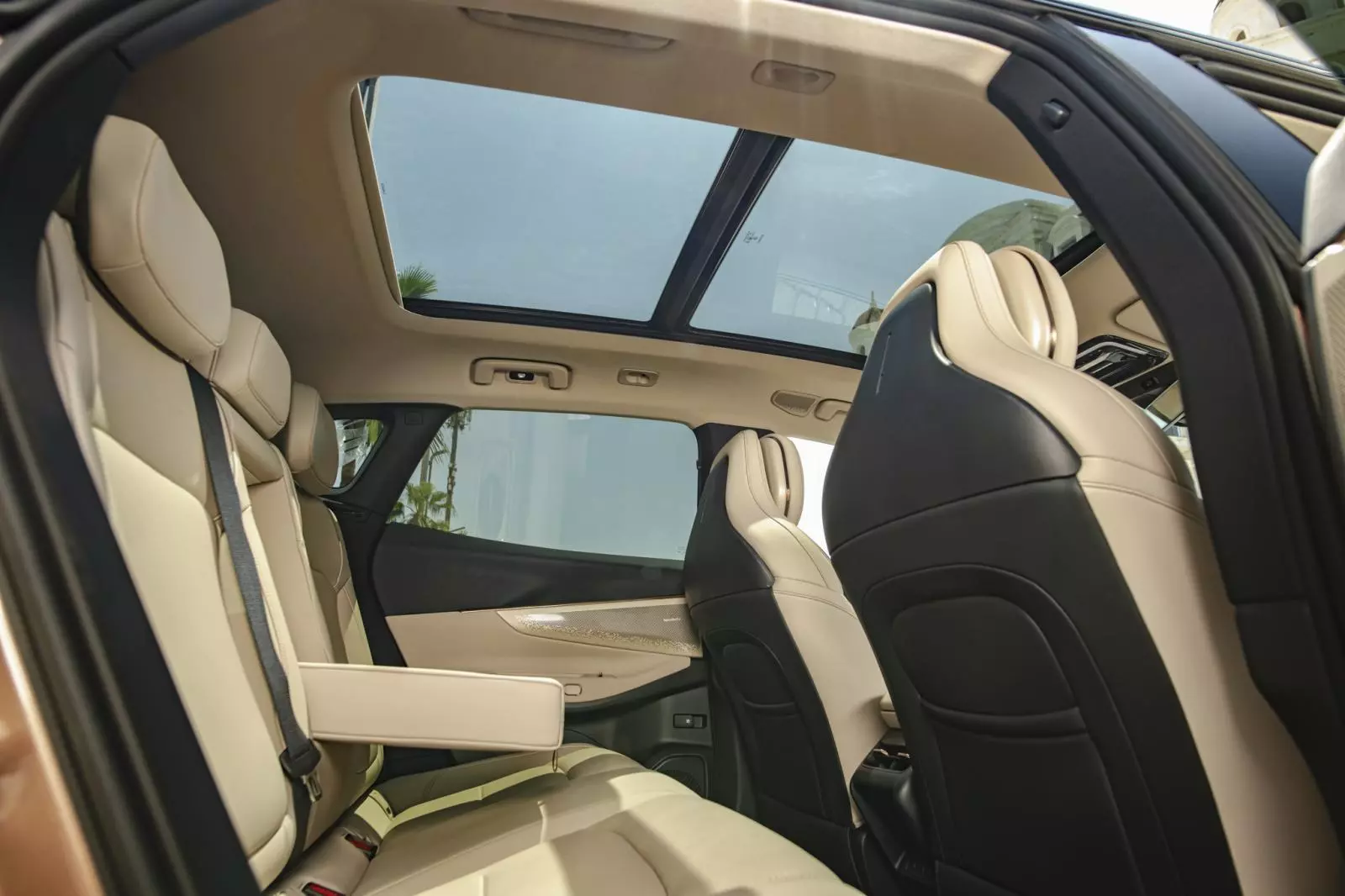 Hàng ghế sau rộng rãi với cửa sổ trời toàn cảnh, gia tăng sự thoáng đãng Hàng ghế sau rộng rãi với cửa sổ trời toàn cảnh, gia tăng sự thoáng đãng.