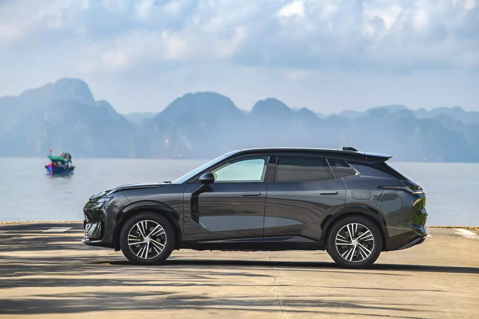 Lynk & Co 08 gây ấn tượng với thiết kế lai coupe độc đáo Lynk & Co 08 gây ấn tượng với thiết kế lai coupe độc đáo.