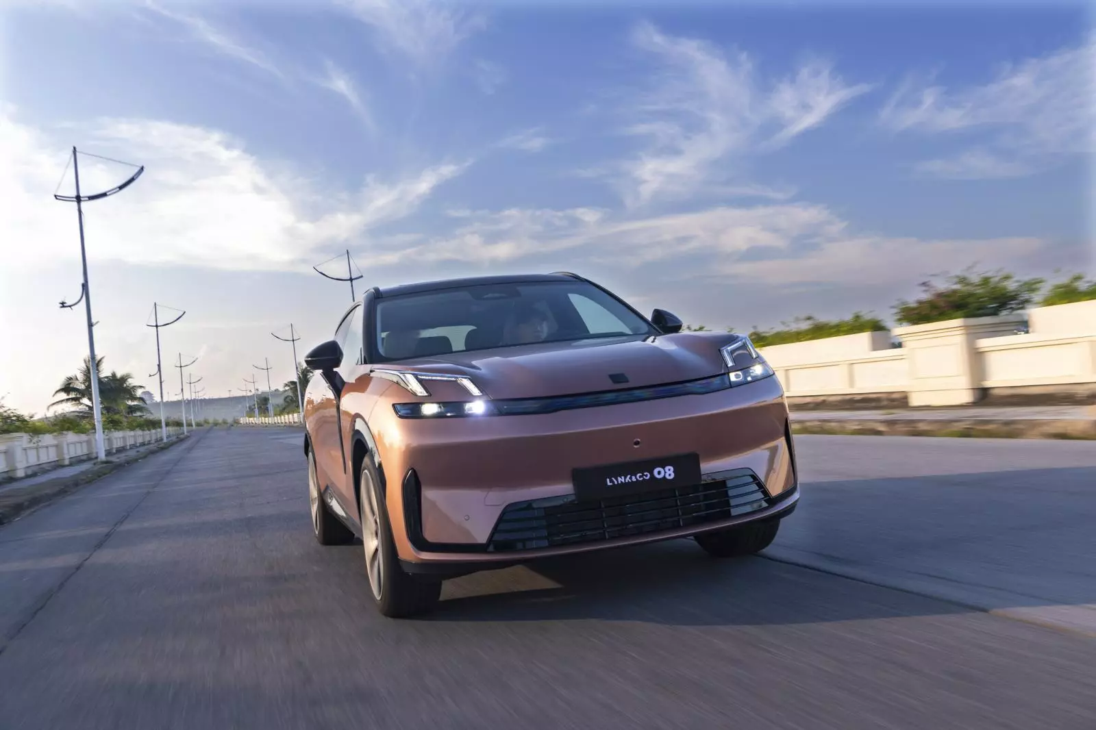 Công nghệ hybrid cắm sạc trên Lynk & Co 08  Công nghệ hybrid cắm sạc trên Lynk & Co 08 .