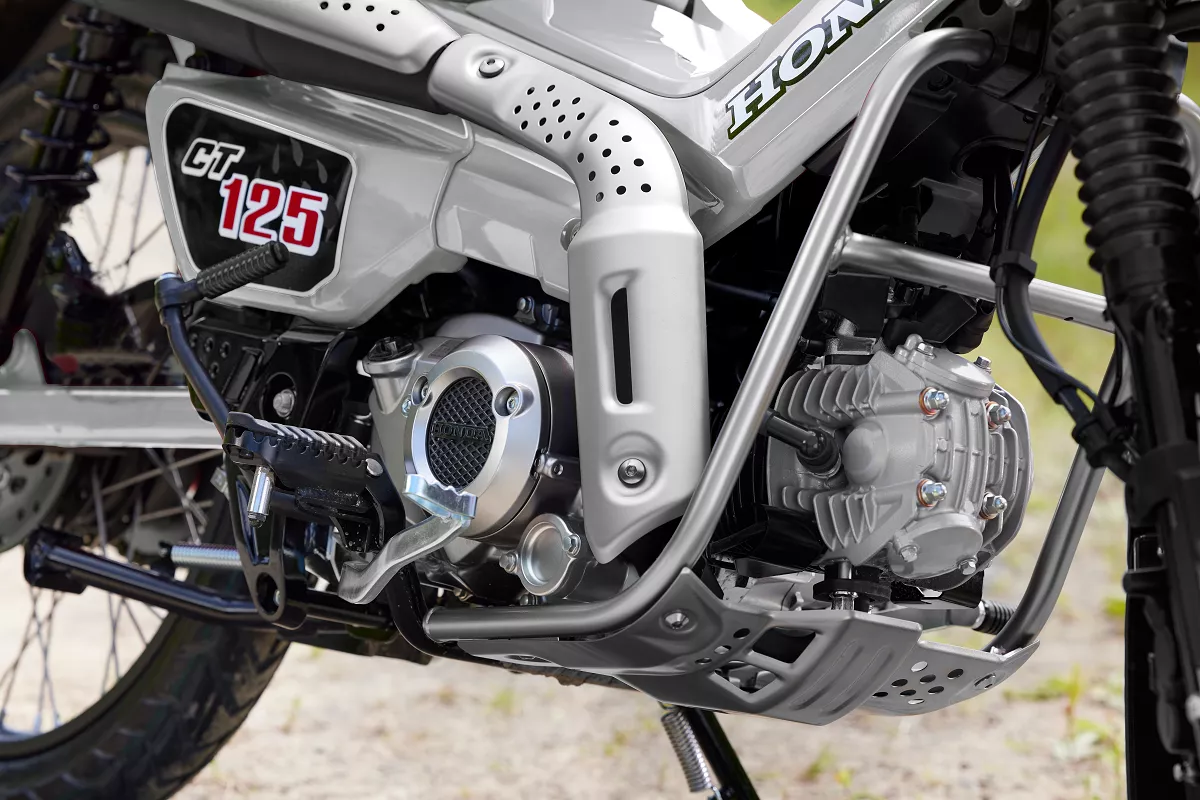 ống xả được vắt cao theo phong cách scrambler - biểu tượng của dòng xe địa hình chính thống ống xả được vắt cao theo phong cách scrambler - biểu tượng của dòng xe địa hình chính thống.