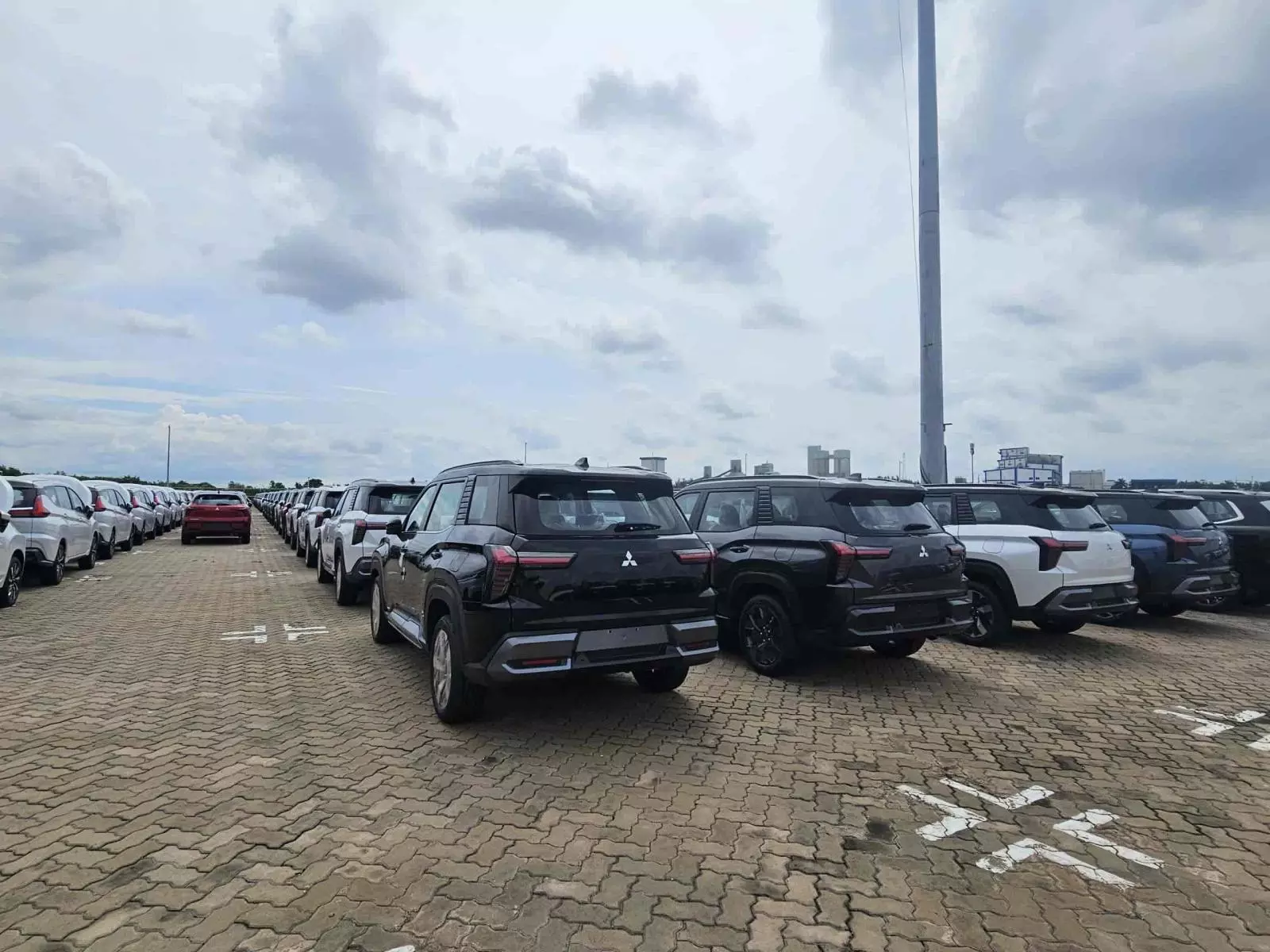 Lô Mitsubishi Destinator đầu tiên cập cảng Việt Nam1 Lô Mitsubishi Destinator đầu tiên cập cảng Việt Nam1.