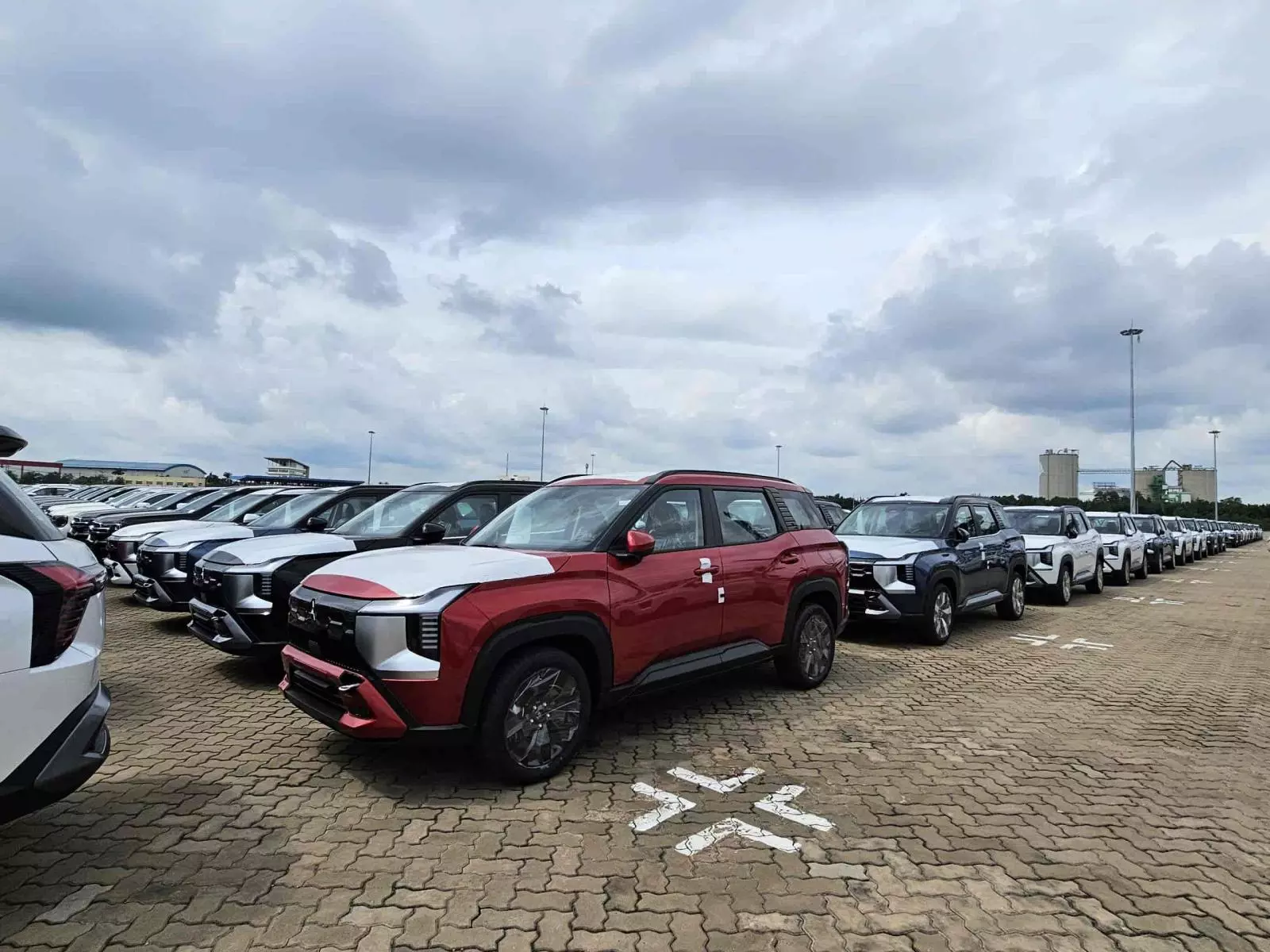 Lô Mitsubishi Destinator đầu tiên cập cảng Việt Nam Lô Mitsubishi Destinator đầu tiên cập cảng Việt Nam.