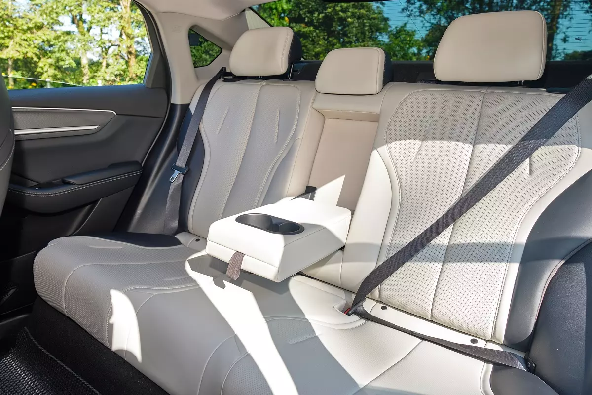 Hàng ghế thứ hai có đầy đủ tựa đầu và bệ tỳ tay trung tâm..