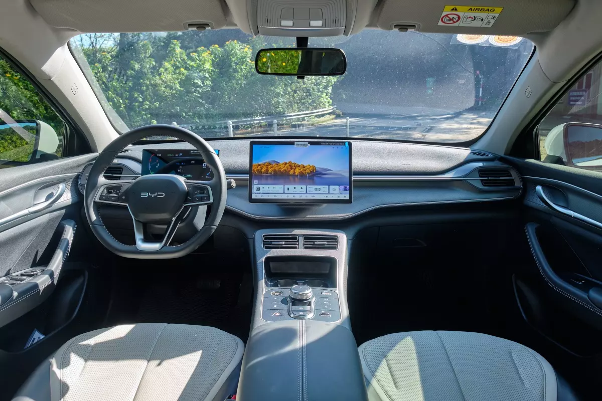 BYD Seal 5 sở hữu chiều dài cơ sở 2.718 mm nên về lý thuyết, không gian ngồi của mẫu xe này khá rộng rãi và thoải mái..