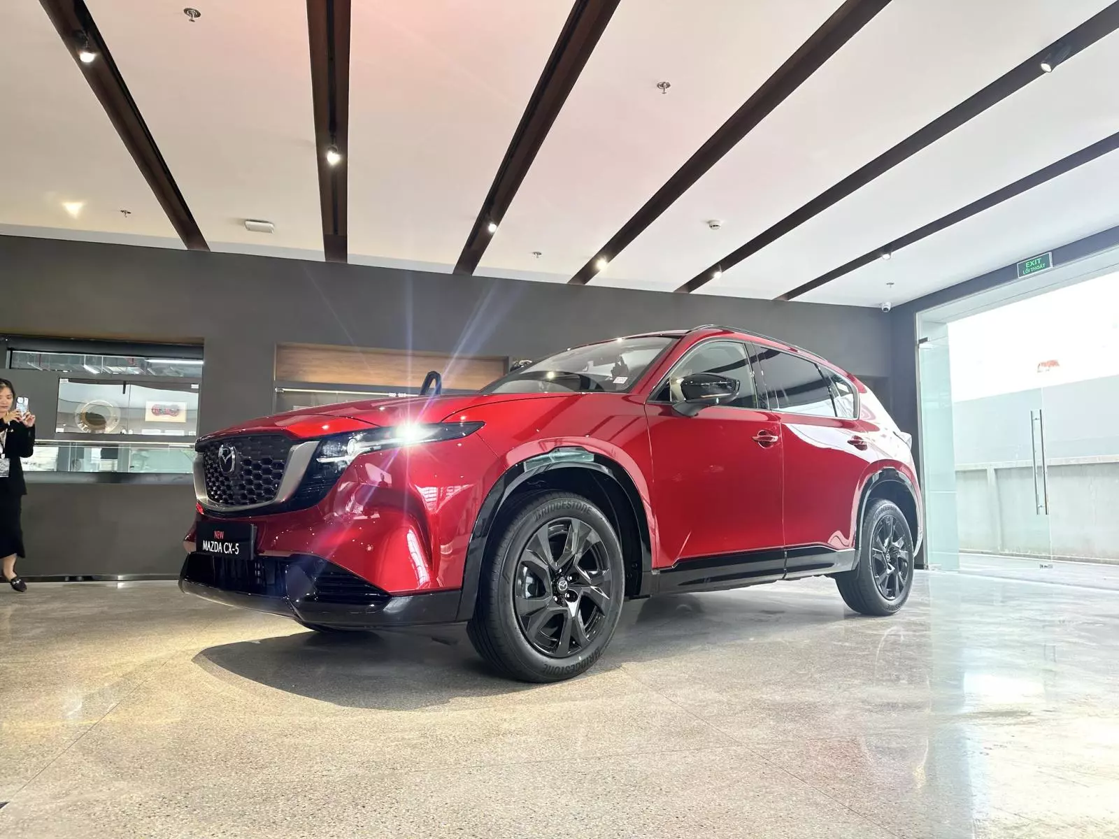 CX-5 thế hệ mới được trưng bày tại đại lý Mazda Việt Nam CX-5 thế hệ mới được trưng bày tại đại lý Mazda Việt Nam.