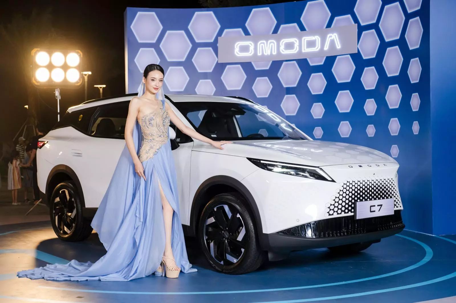 Ánh sáng runway lướt qua từng đường nét Ánh sáng runway lướt qua từng đường nét.