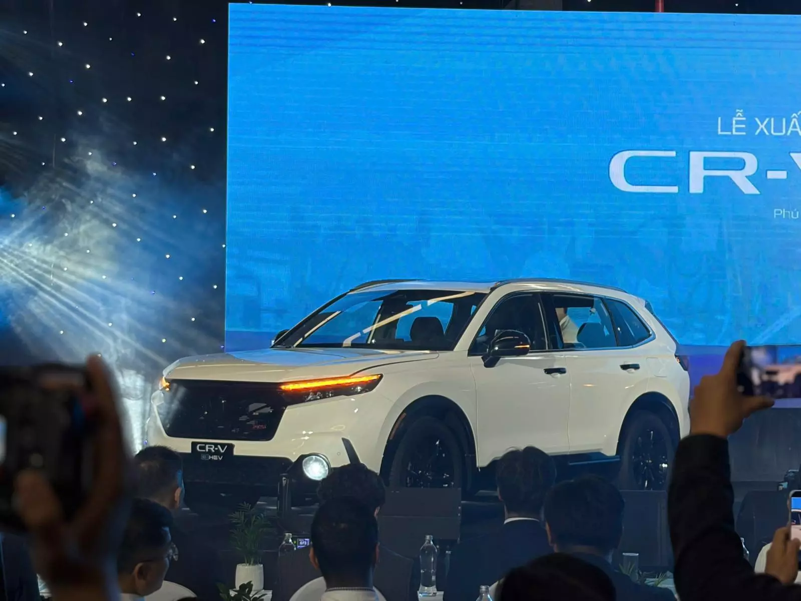 Honda CR-V Hybrid lắp r&aacute;p ch&iacute;nh thức ra mắt Việt Nam: Th&ecirc;m phi&ecirc;n bản, kỳ vọng mức gi&aacute; cạnh tranh - Ảnh 1.