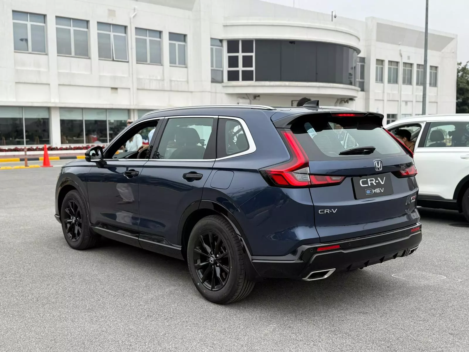 Honda CR-V Hybrid lắp r&aacute;p ch&iacute;nh thức ra mắt Việt Nam: Th&ecirc;m phi&ecirc;n bản, kỳ vọng mức gi&aacute; cạnh tranh - Ảnh 5.