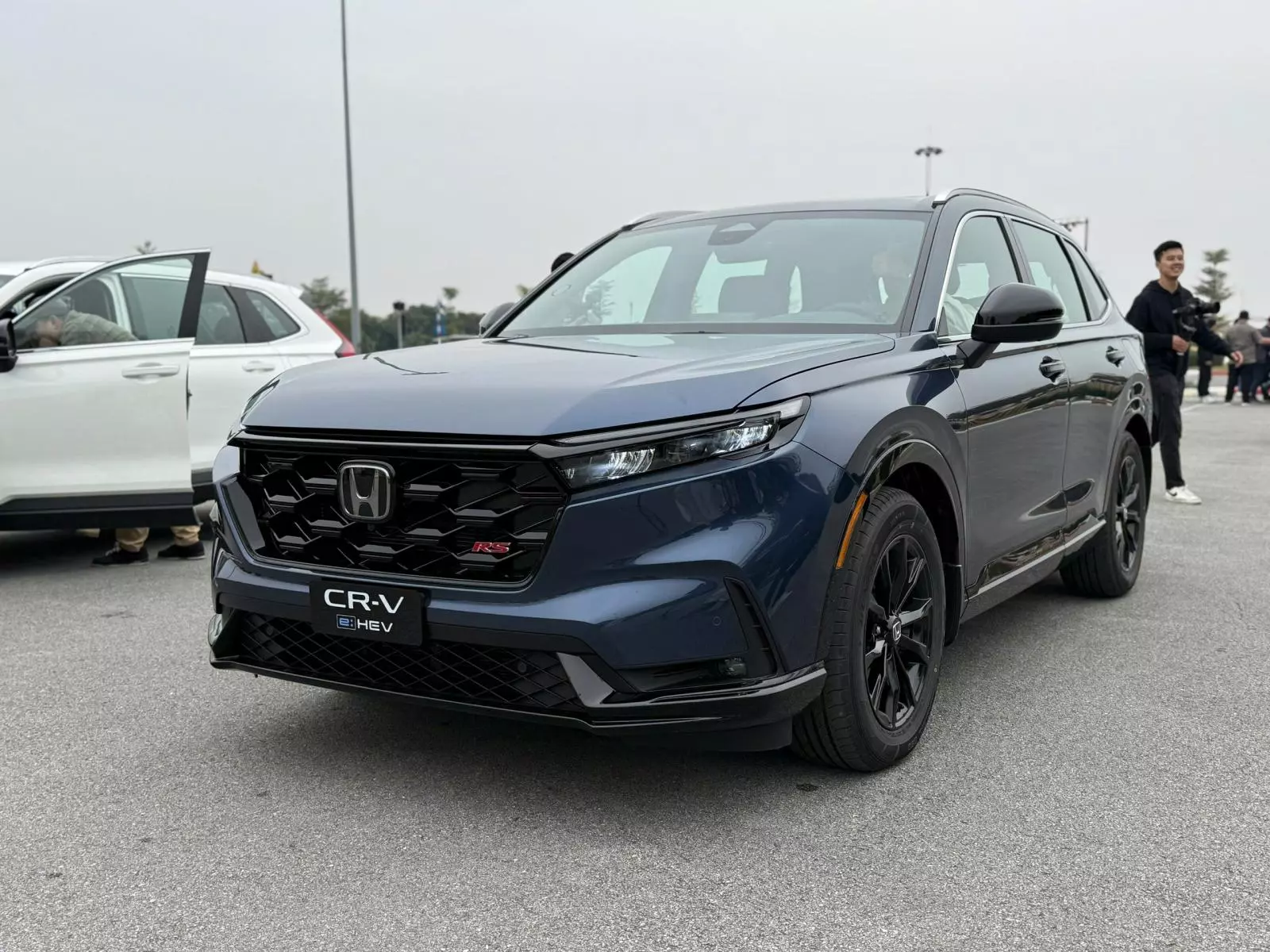 Honda CR-V Hybrid lắp r&aacute;p ch&iacute;nh thức ra mắt Việt Nam: Th&ecirc;m phi&ecirc;n bản, kỳ vọng mức gi&aacute; cạnh tranh - Ảnh 2.