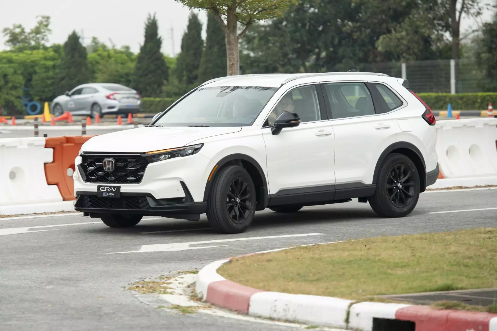 Thông số kỹ thuật xe Honda CR-V 2026: Sức mạnh hybrid 204 mã lực và những nâng cấp "đáng tiền" - Ảnh 3. Thông số kỹ thuật xe Honda CR-V 2026: Sức mạnh hybrid 204 mã lực và những nâng cấp "đáng tiền" - Ảnh 3.
