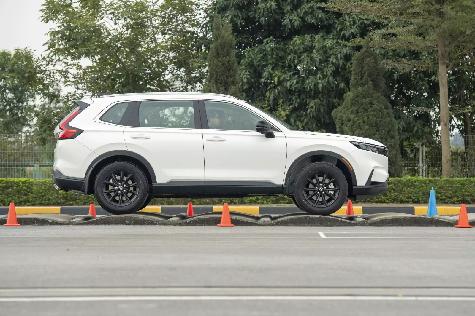 Thông số kỹ thuật xe Honda CR-V 2026: Sức mạnh hybrid 204 mã lực và những nâng cấp "đáng tiền" - Ảnh 2. Thông số kỹ thuật xe Honda CR-V 2026: Sức mạnh hybrid 204 mã lực và những nâng cấp "đáng tiền" - Ảnh 2.