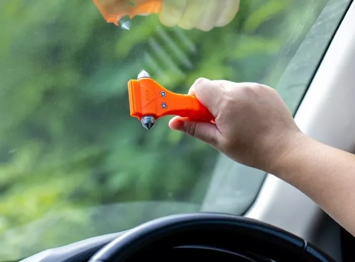T&uacute;i cứu hộ Tết trong xe cần những g&igrave;? 10 thứ c&oacute; thể cứu bạn l&uacute;c kh&oacute; khăn - Ảnh 3.