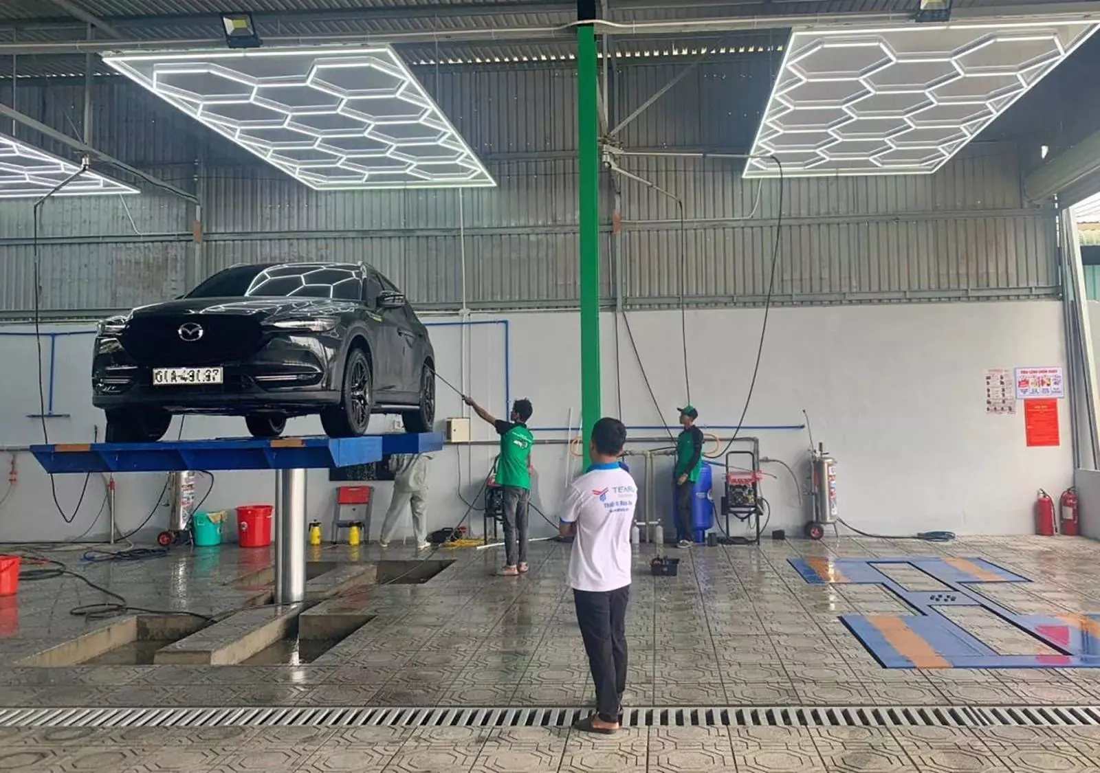 Rửa xe, thay nhớt trước Tết: Làm sao để không bị "chặt chém"? - Ảnh 1. Rửa xe, thay nhớt trước Tết: Làm sao để không bị "chặt chém"? - Ảnh 1.