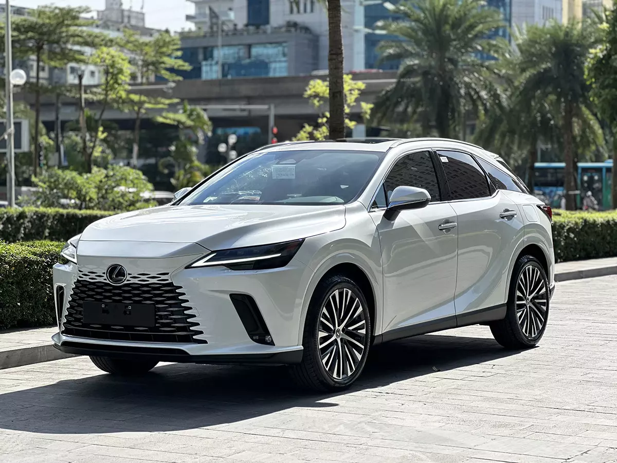 Lexus Việt Nam giảm gi&aacute; ni&ecirc;m yết loạt xe Hybrid, mức hạ cao nhất 330 triệu đồng - Ảnh 1.