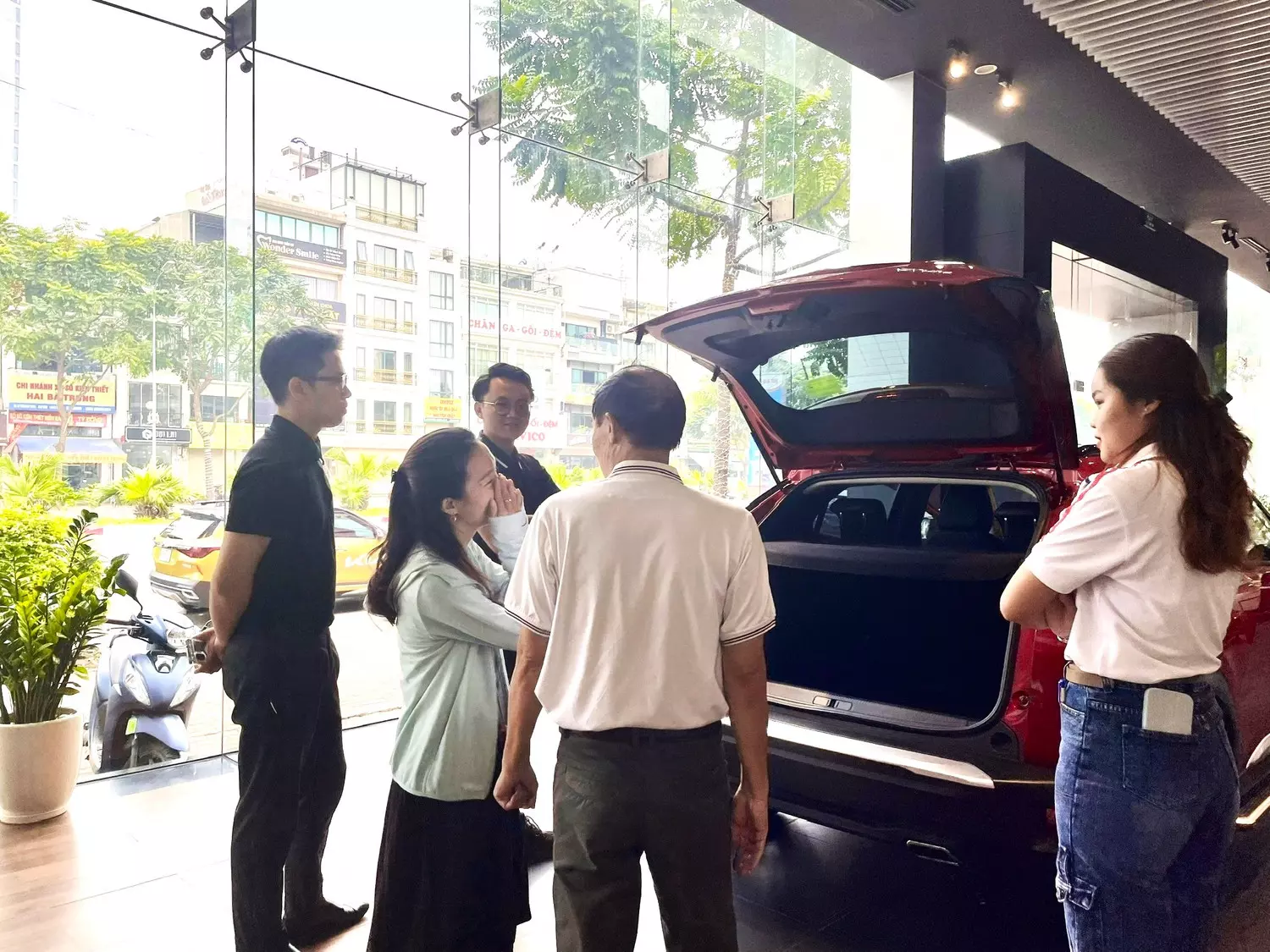 N&ecirc;n b&aacute;n xe xăng mua xe điện hay mua th&ecirc;m xe điện nhỏ? - Ảnh 1.