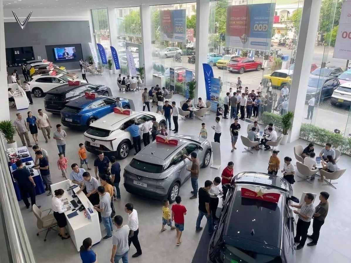 Vingroup "tiếp lửa" cuộc c&aacute;ch mạng xanh: Gia hạn ưu đ&atilde;i đặc biệt cho kh&aacute;ch h&agrave;ng chuyển đổi sang xe điện - Ảnh 1.