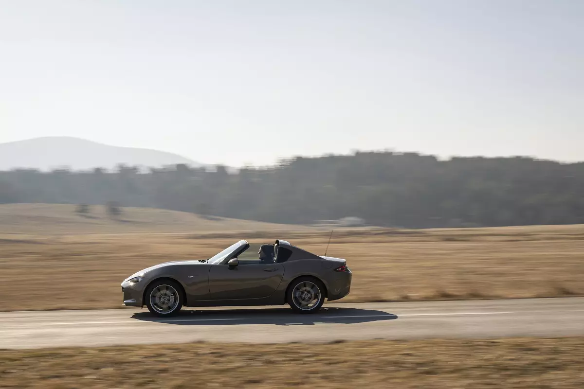 Mazda MX-5 gi&aacute; từ 1,339 tỷ đồng c&oacute; g&igrave; để chinh phục kh&aacute;ch h&agrave;ng Việt? - Ảnh 2.