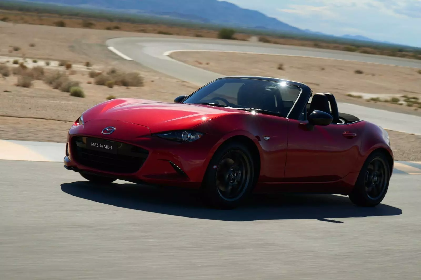 Mazda MX-5 gi&aacute; từ 1,339 tỷ đồng c&oacute; g&igrave; để chinh phục kh&aacute;ch h&agrave;ng Việt? - Ảnh 1.