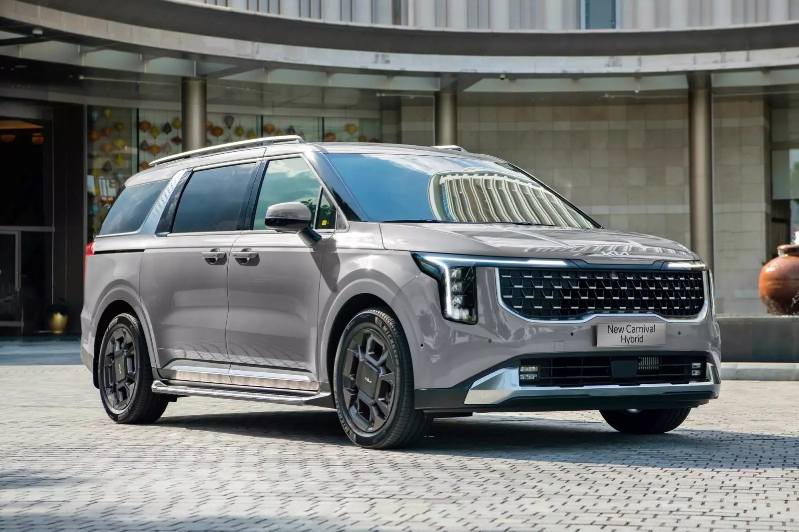 Kia Carnival tại Việt Nam c&oacute; th&ecirc;m bản Hybrid 8 chỗ gi&aacute; 1,379 tỷ, chỉ tốn 4,8L xăng mỗi 100km - Ảnh 1.