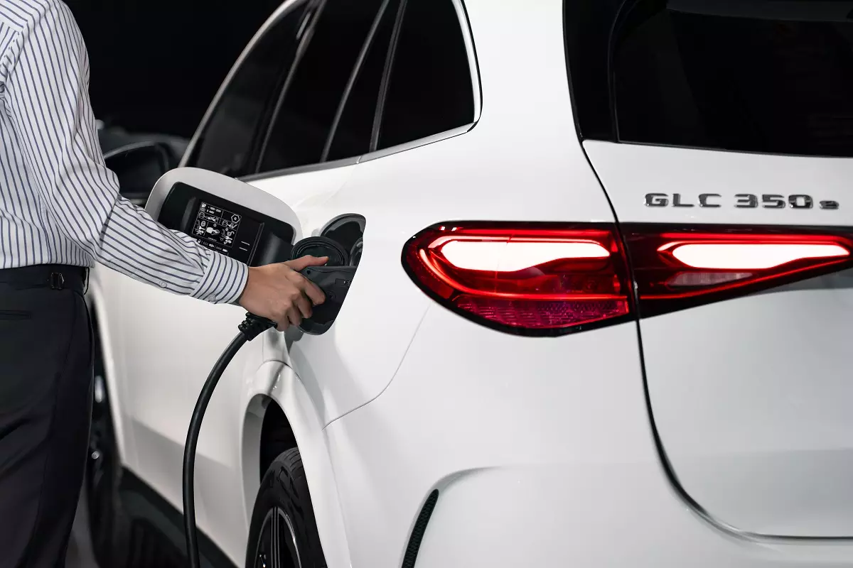 Mercedes-Benz GLC 350e 4MATIC - Lựa chọn plug-in hybrid mới trong phân khúc SUV hạng sang tại Việt Nam - Ảnh 2.