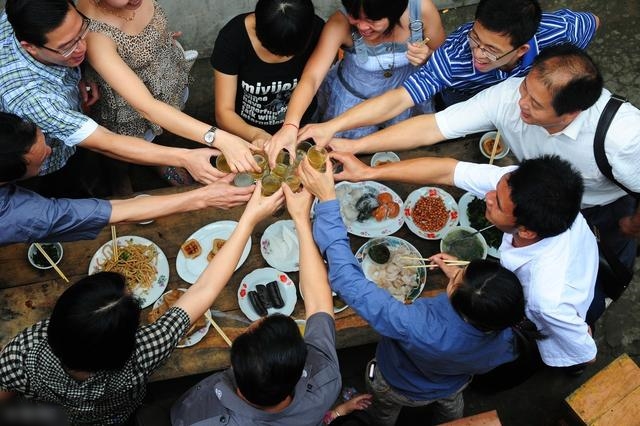 Lớp trưởng “mất tích” 10 năm bất ngờ đi họp lớp, bị khinh rẻ vì đi xe cũ, thất nghiệp: 1 tấm ảnh lộ ra, đám bạn cũ lập tức tái mặt, quỳ gối- Ảnh 1. Lớp trưởng “mất tích” 10 năm bất ngờ đi họp lớp, bị khinh rẻ vì đi xe cũ, thất nghiệp: 1 tấm ảnh lộ ra, đám bạn cũ lập tức tái mặt, quỳ gối- Ảnh 1.