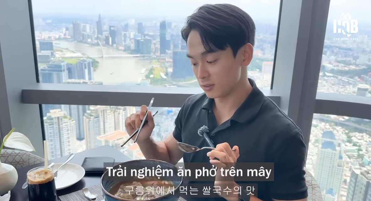 Trai Hàn nói tiếng Việt "như gió" review cơm tấm 500K, phở 1 triệu đồng ở TPHCM- Ảnh 2. Trai Hàn nói tiếng Việt "như gió" review cơm tấm 500K, phở 1 triệu đồng ở TPHCM- Ảnh 2.