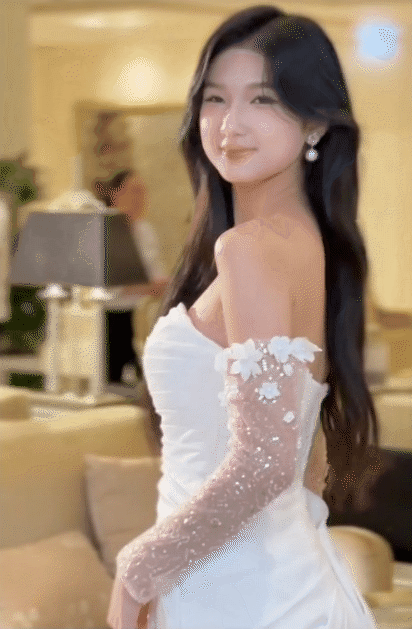 Nàng Mơ diện váy cưới khiến hơn 400 nghìn người ngẩn ngơ, bất ngờ với cách Ông Bố Điên flex con gái rượu- Ảnh 1. Nàng Mơ diện váy cưới khiến hơn 400 nghìn người ngẩn ngơ, bất ngờ với cách Ông Bố Điên flex con gái rượu- Ảnh 1.