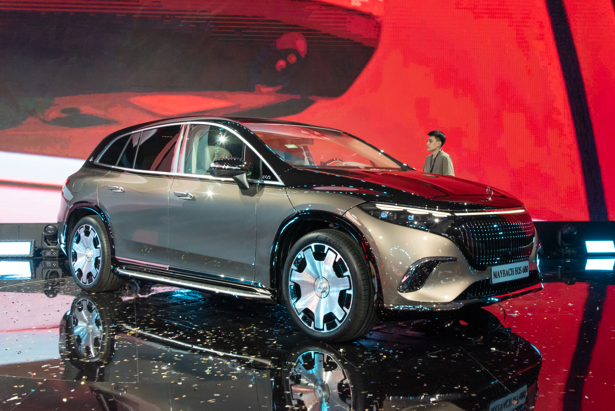 Mercedes-Maybach EQS 680 vừa ra mắt Việt Nam đã có khách chốt luôn tại sự kiện: Giá 7,61 tỷ, 3 màn hình, mạnh gần 660 mã lực, chạy 611km/sạc- Ảnh 2. Mercedes-Maybach EQS 680 vừa ra mắt Việt Nam đã có khách chốt luôn tại sự kiện: Giá 7,61 tỷ, 3 màn hình, mạnh gần 660 mã lực, chạy 611km/sạc- Ảnh 2.