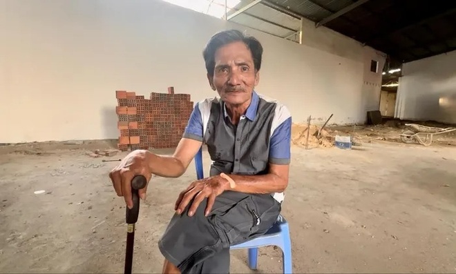 Thương Tín đã cạn tiền, 68 tuổi đi không vững vẫn xiêu vẹo lên thành phố kiếm việc làm thuê- Ảnh 1. Thương Tín đã cạn tiền, 68 tuổi đi không vững vẫn xiêu vẹo lên thành phố kiếm việc làm thuê- Ảnh 1.