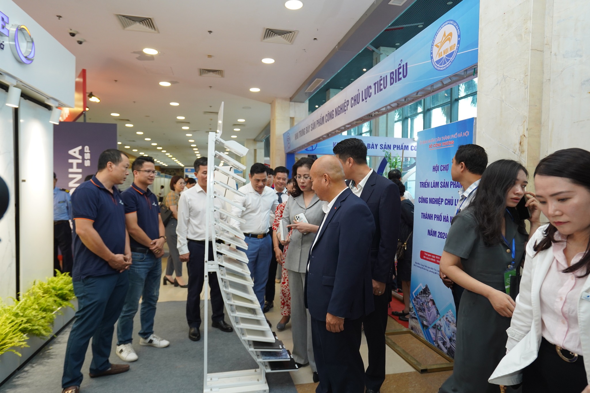 Ông Đào Ngọc Tuất, Phó Giám đốc Sở Thông tin và Truyền thông cùng lãnh đạo UBND huyện Võ Nhai trải nghiệm thanh toán không dùng tiền mặt tại chợ Đình Cả - huyện Võ Nhai.