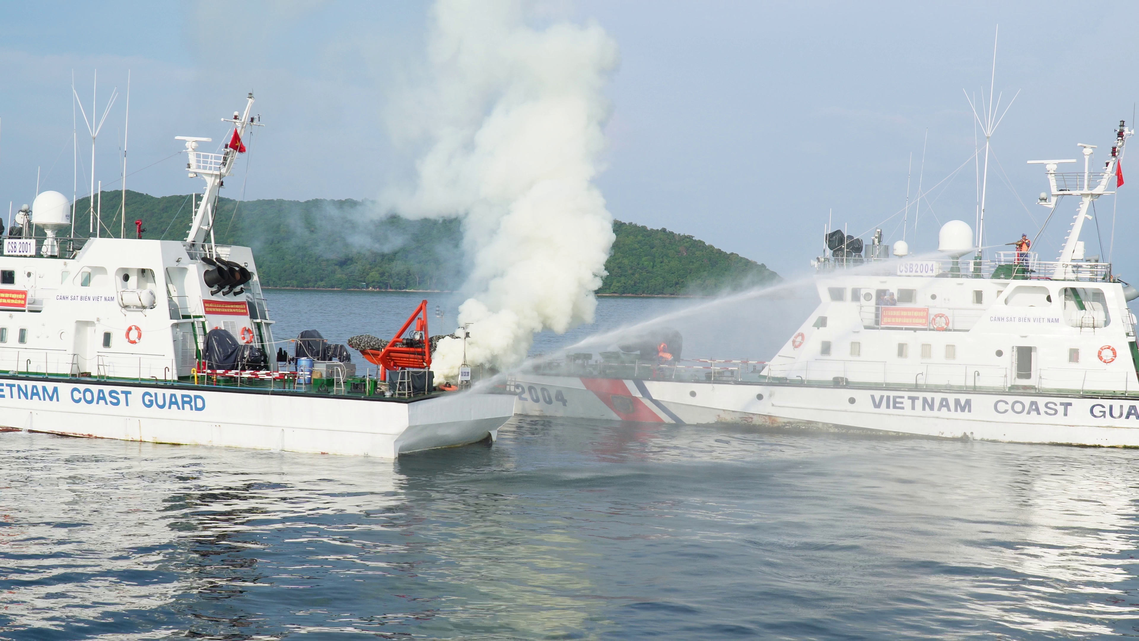 Diễn tập tình huống phòng chống cháy nổ trên biển.