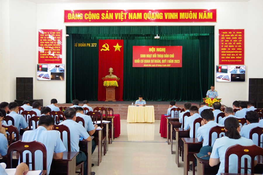 Sư đoàn 377 thường xuyên duy trì đối thoại dân chủ giữa lãnh đạo, chỉ huy đơn vị với cán bộ, chiến sĩ thuộc quyền.